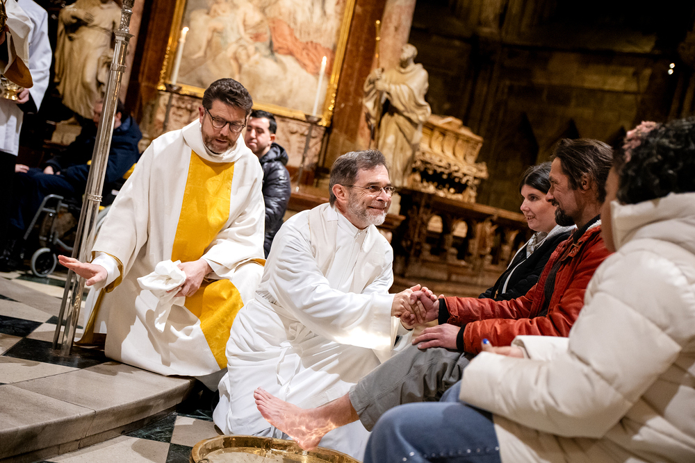 Erzbischof Josef Grünwild bei der Fußwaschung im Stephansdom. / Erzdiözese Wien/Stephan Schönlaub Erzbischof Josef Grünwild bei der Fußwaschung im Stephansdom.