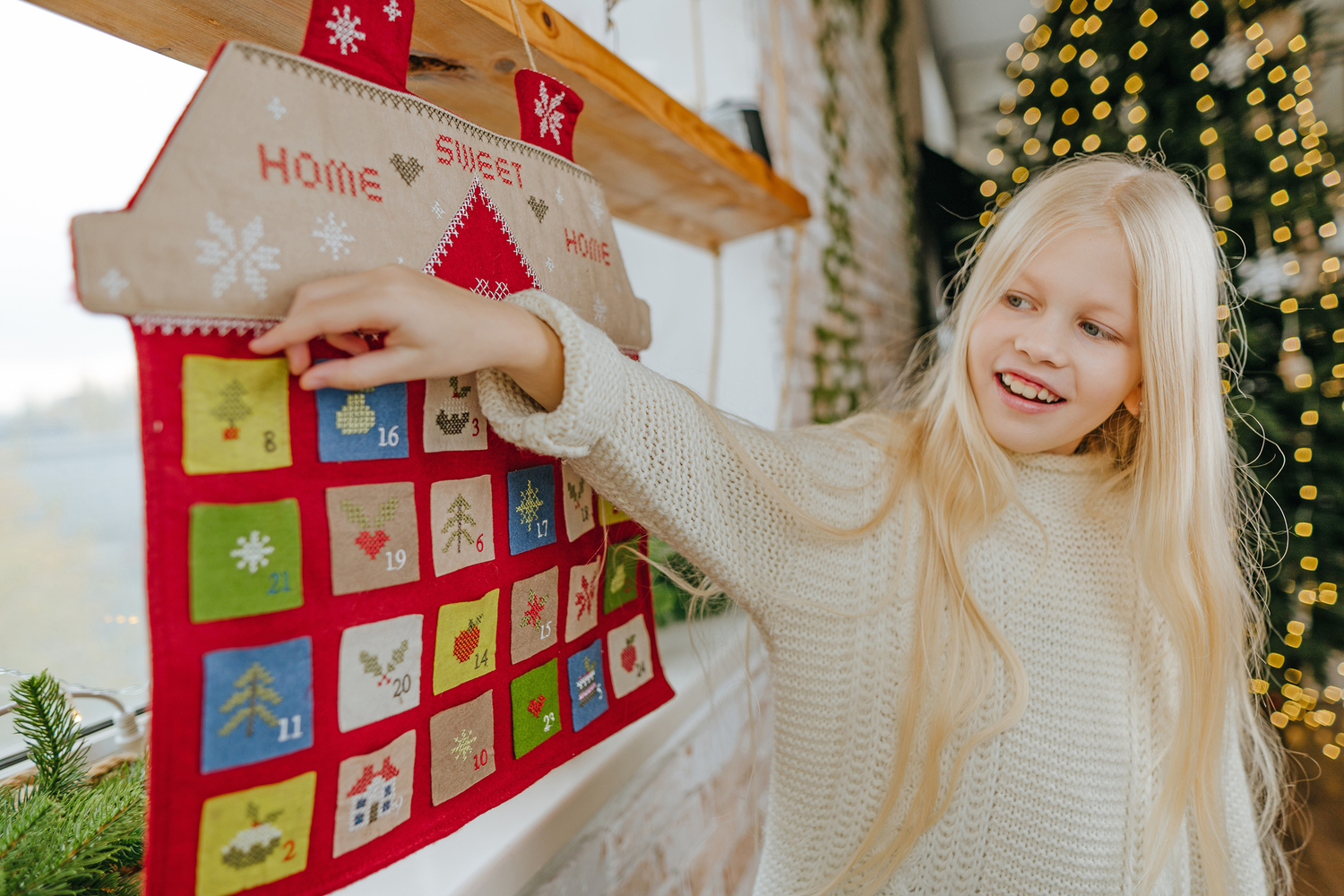 Mädchen vor ihrem Adventkalender