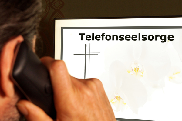 Mann am Telefon, der die Telefonseelsorge anruft.