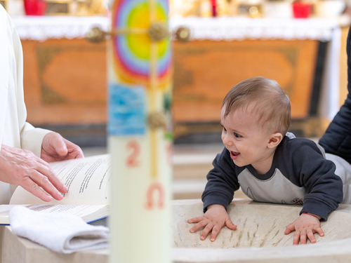 Die Taufe mit Weihwasser / Erzdiözese Wien/ Stephan Schönlaub, Stephan Schönlaub Die Taufe ist das erste Sakrament. Durch sie wird ein Mensch in die Glaubensgemeinschaft der Christen aufgenommen. Das Sakrament hat seinen Ursprung in der Taufe Jesu durch Johannes im Fluss Jordan. In der Taufe bezeichnet das Wasser sowohl für den T